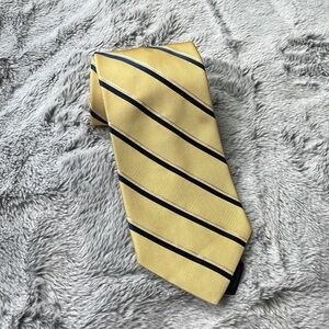 Tommy Hilfiger 100% Silk Yellow & Navy Striped Men’s Neck Tie.